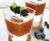 Karotten-Beeren-Shake mit Haferkleie