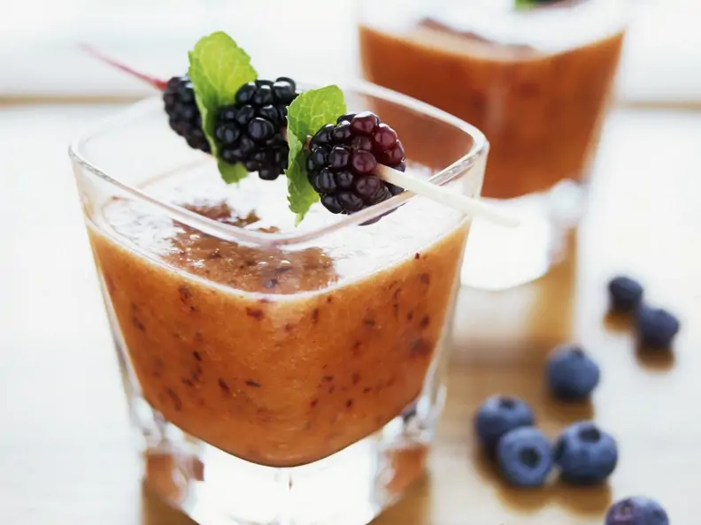 Karotten-Beeren-Shake mit Haferkleie