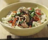 Reisnudel-Rindfleisch-Salat mit Koriander und Palmzucker