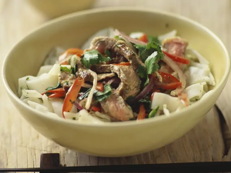 Reisnudel-Rindfleisch-Salat mit Koriander und Palmzucker