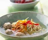 Indonesische Nudelsuppe mit Hackbällchen und Röstzwiebeln