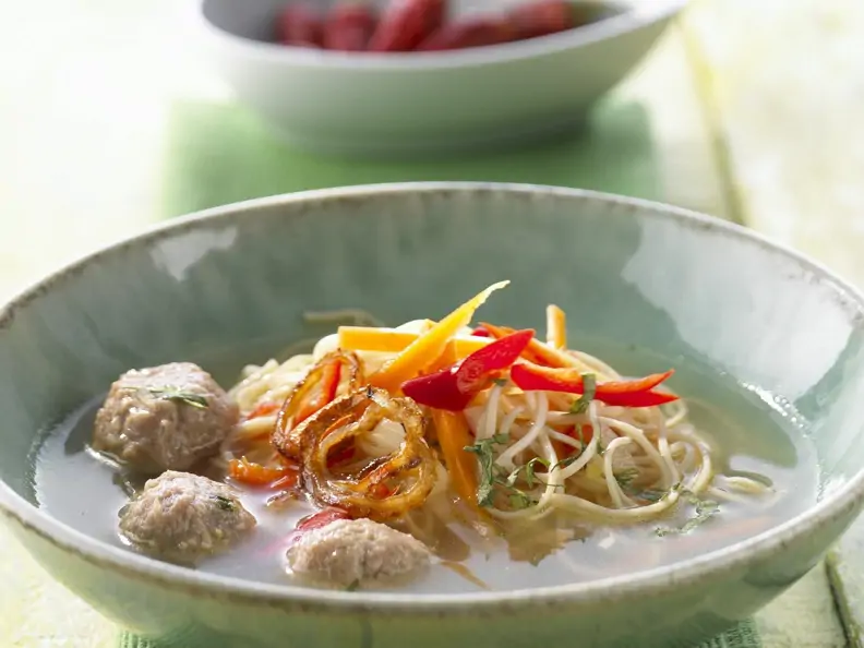 Indonesische Nudelsuppe mit Hackbällchen und Röstzwiebeln