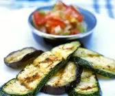Zucchini und Auberginen vom Grill mit Paprikasalat