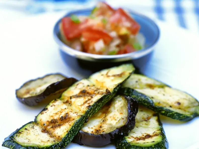 Zucchini und Auberginen vom Grill mit Paprikasalat