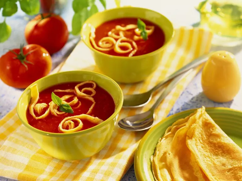 Tomatensuppe mit Pfannkuchen