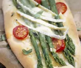 Brotfladen mit grünem Spargel, Cherrytomaten und Brie