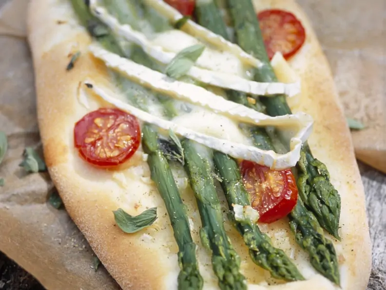 Brotfladen mit grünem Spargel, Cherrytomaten und Brie