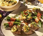 Gratinierte Rindermedaillons mit Bohnen im Speckmantel und Spätzle