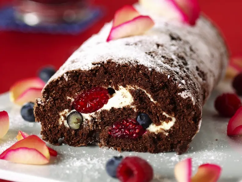 Schoko-Beeren-Roulade