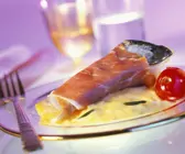 Karpfen im Schinkenmantel mit cremiger Polenta