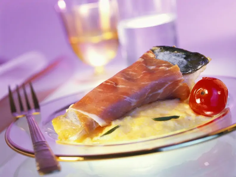 Karpfen im Schinkenmantel mit cremiger Polenta