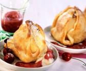 Gebackene Äpfel mit Marzipan und Kirschensoße