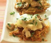 Rösti mit Champignons und Käse überbacken