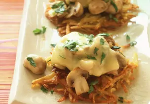 Rösti mit Champignons und Käse überbacken