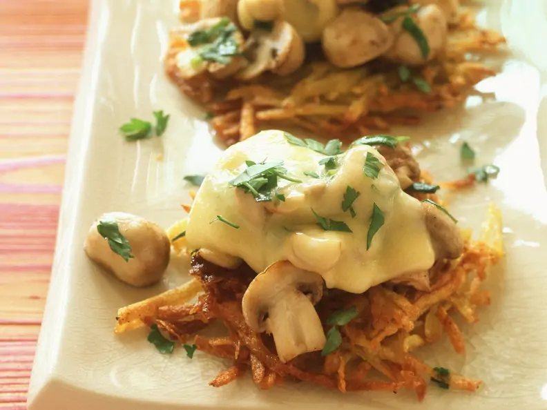 Rösti mit Champignons und Käse überbacken