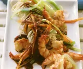 Asiatische Nudeln mit Porree und Scampi aus dem Wok