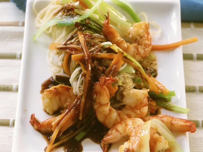 Asiatische Nudeln mit Porree und Scampi aus dem Wok