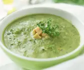 Cremige Zucchinisuppe mit Lachs und Thymian