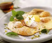 Mirabellen-Pfannkuchen mit Pistazien