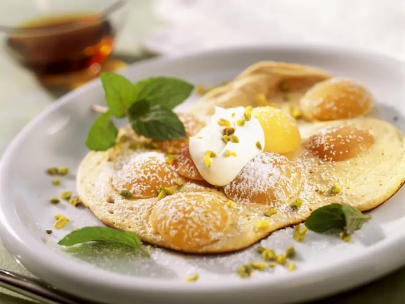 Mirabellen-Pfannkuchen mit Pistazien
