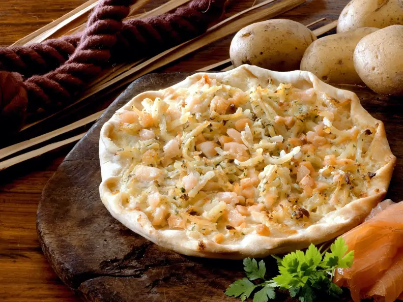 Flammkuchen mit Lachs und Kartoffeln