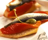 Röstbrot mit Paprika, Sardine und Kapern