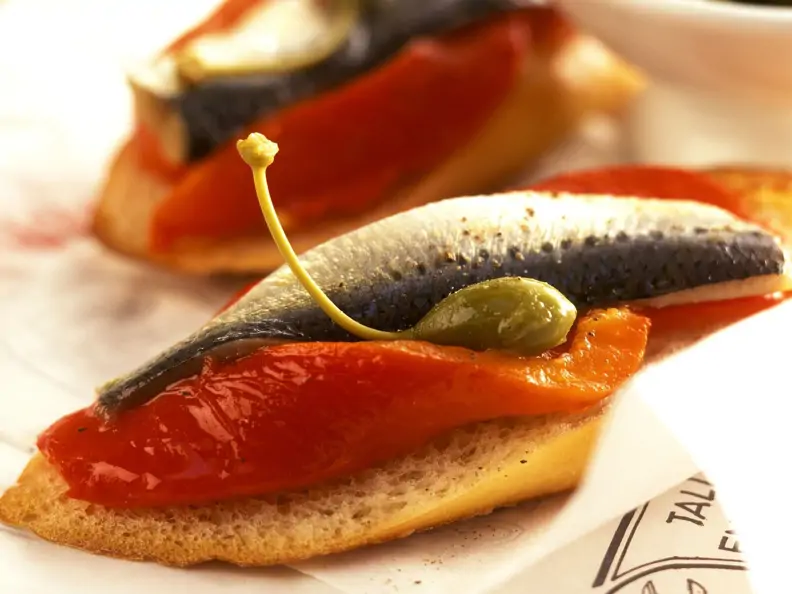 Röstbrot mit Paprika, Sardine und Kapern