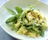 Risotto mit Zuckerschoten und Pinienkernen