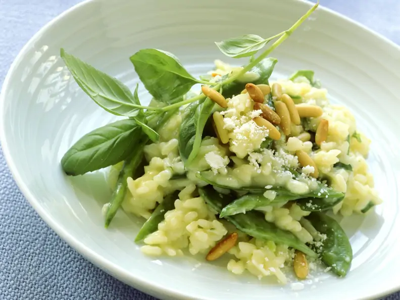 Risotto mit Zuckerschoten und Pinienkernen
