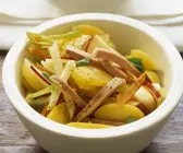 Kartoffel-Apfel-Salat mit Sellerie und Wurst