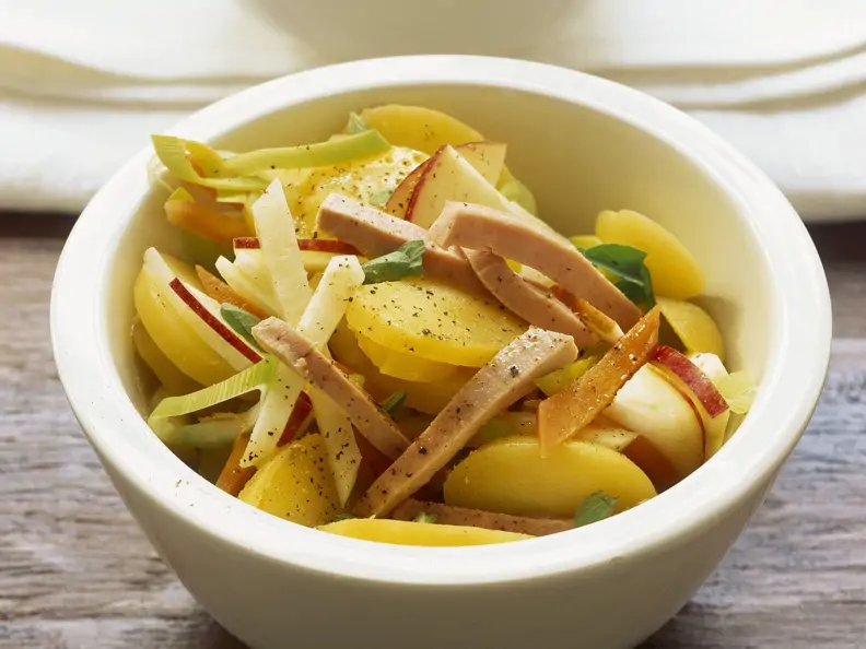 Kartoffel-Apfel-Salat mit Sellerie und Wurst