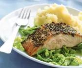 Lachs mit Pfefferkruste, Selleriepüree und Wirsingemüse