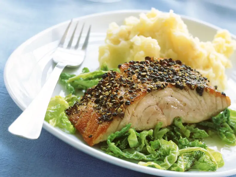 Lachs mit Pfefferkruste, Selleriepüree und Wirsingemüse
