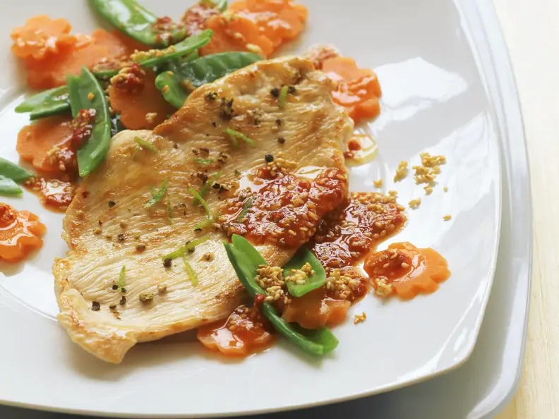 Putenbrust mit Gemüse und Chilidip