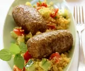 Hackfleischröllchen mit Bulgursalat