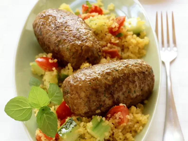 Hackfleischröllchen mit Bulgursalat