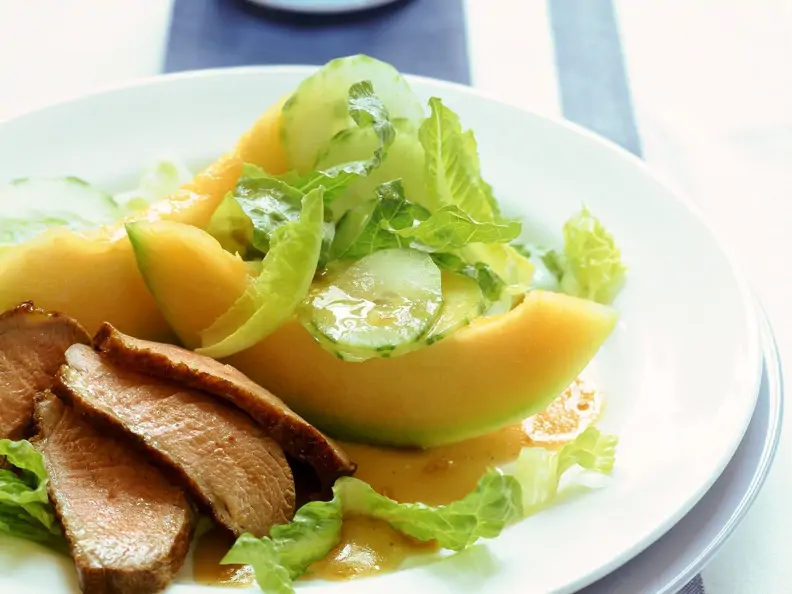 Entenbrust mit Melone und Blattsalat