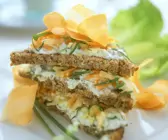 Vollkornbrot mit Frischkäse, Nüssen und Karotten