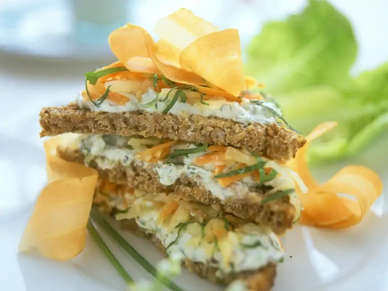 Vollkornbrot mit Frischkäse, Nüssen und Karotten