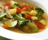 Klare Gemüsesuppe mit Brokkoli