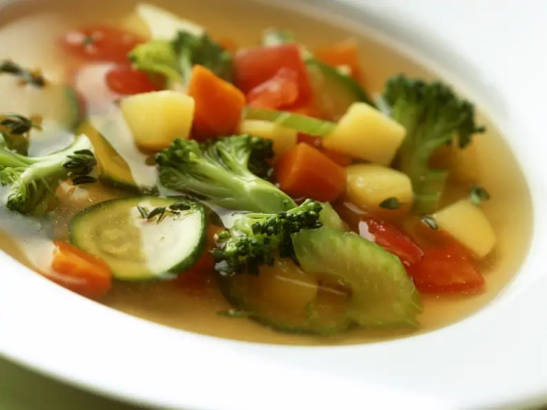 Klare Gemüsesuppe mit Brokkoli