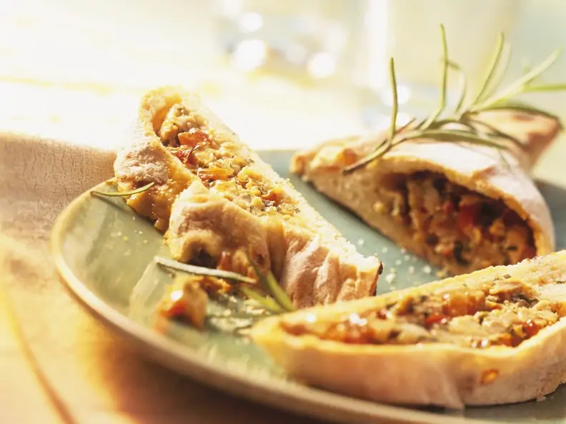Teigtasche mit Paprika-Thunfisch-Füllung (Empanada)