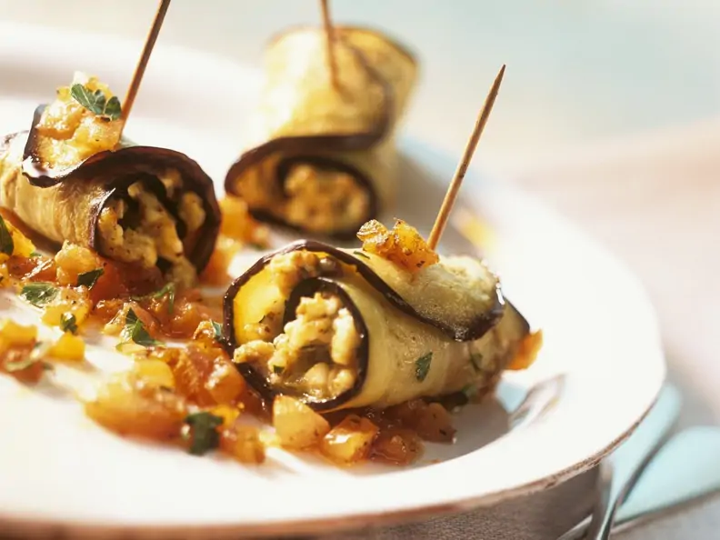 Auberginenrollen mit Tomatensoße