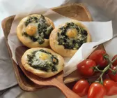 Mini-Pizzen mit Spinat und Ei