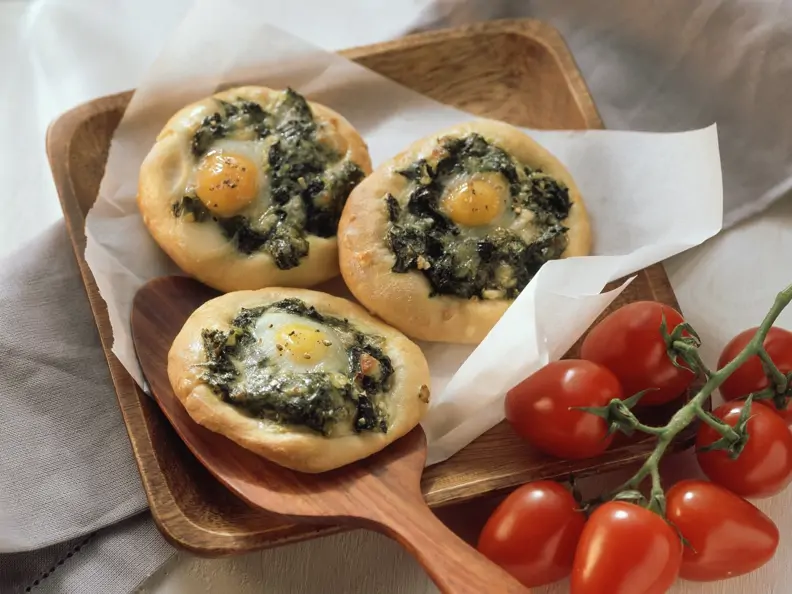Mini-Pizzen mit Spinat und Ei