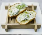 Kartoffeln mit Roquefort und Lauchzwiebeln