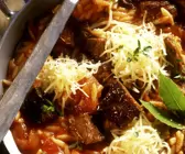 Gemüse-Lamm-Pfanne auf griechische Art mit Nudeln und Käse