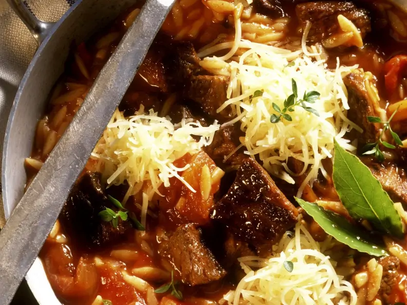 Gemüse-Lamm-Pfanne auf griechische Art mit Nudeln und Käse