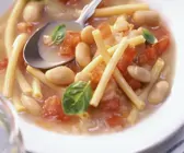 Nudel-Tomaten-Suppe mit Bohnen