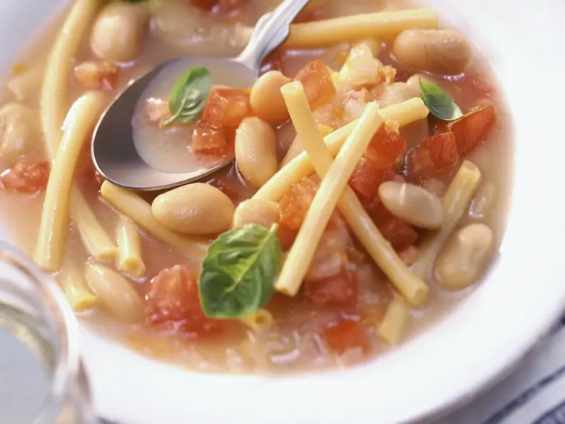 Nudel-Tomaten-Suppe mit Bohnen